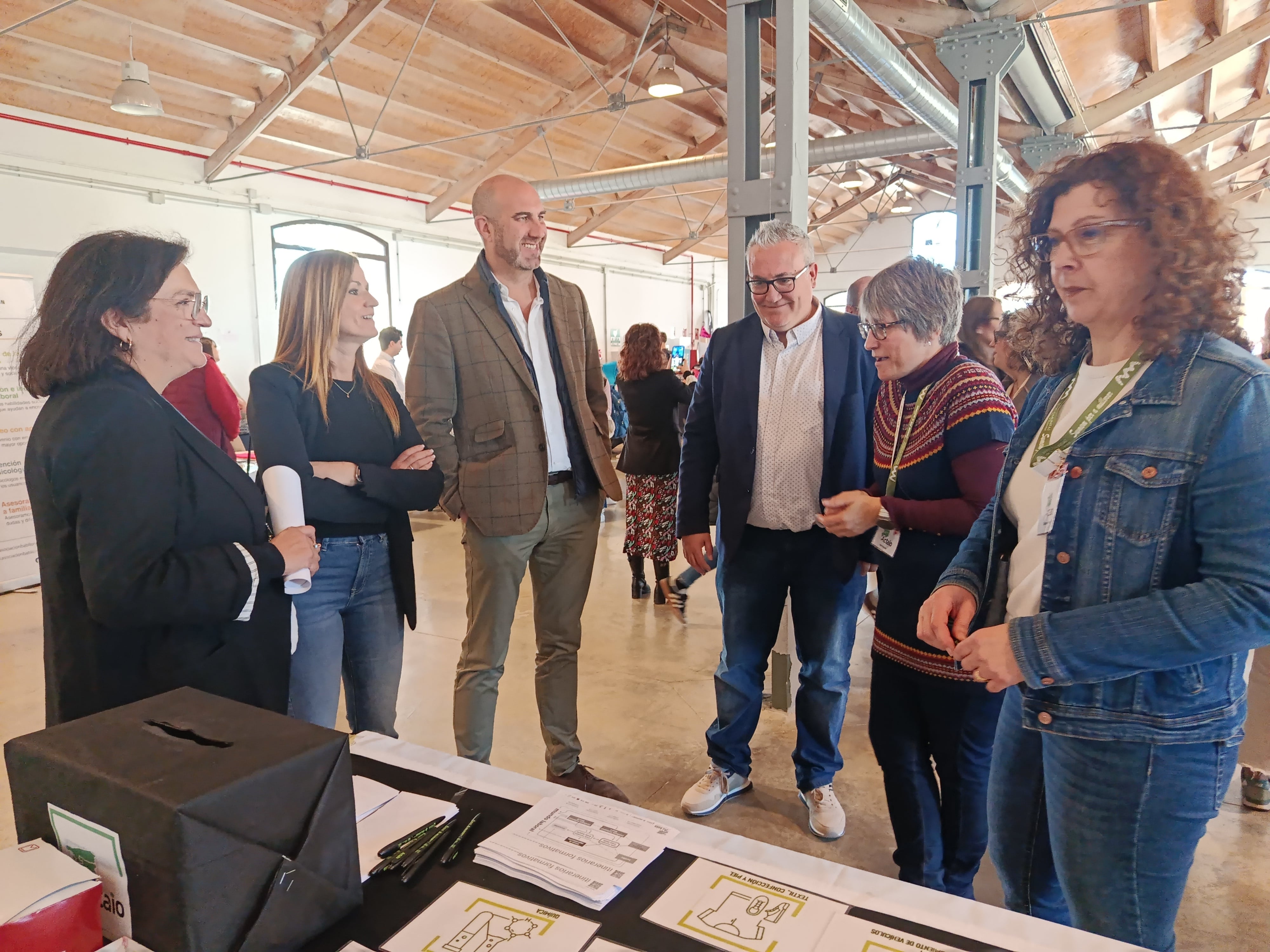 Sergio Carrasco y Jesús López, alcaldes de Ibi y Castalla, durante la Feria de formación para el empleo celebrada en la Fábrica Rico de Ibi.