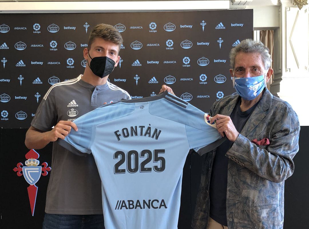 José Fontán posando con el presidente Carlos Mouriño tras firmar su renovación con el Celta.