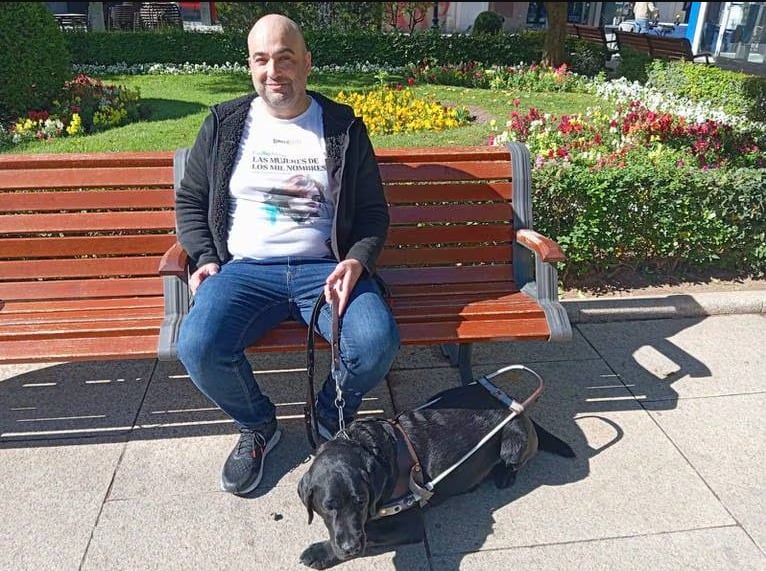 Emilio Ortiz junto con Omer, su perro guía en la Plaza del Altozano de Albacete