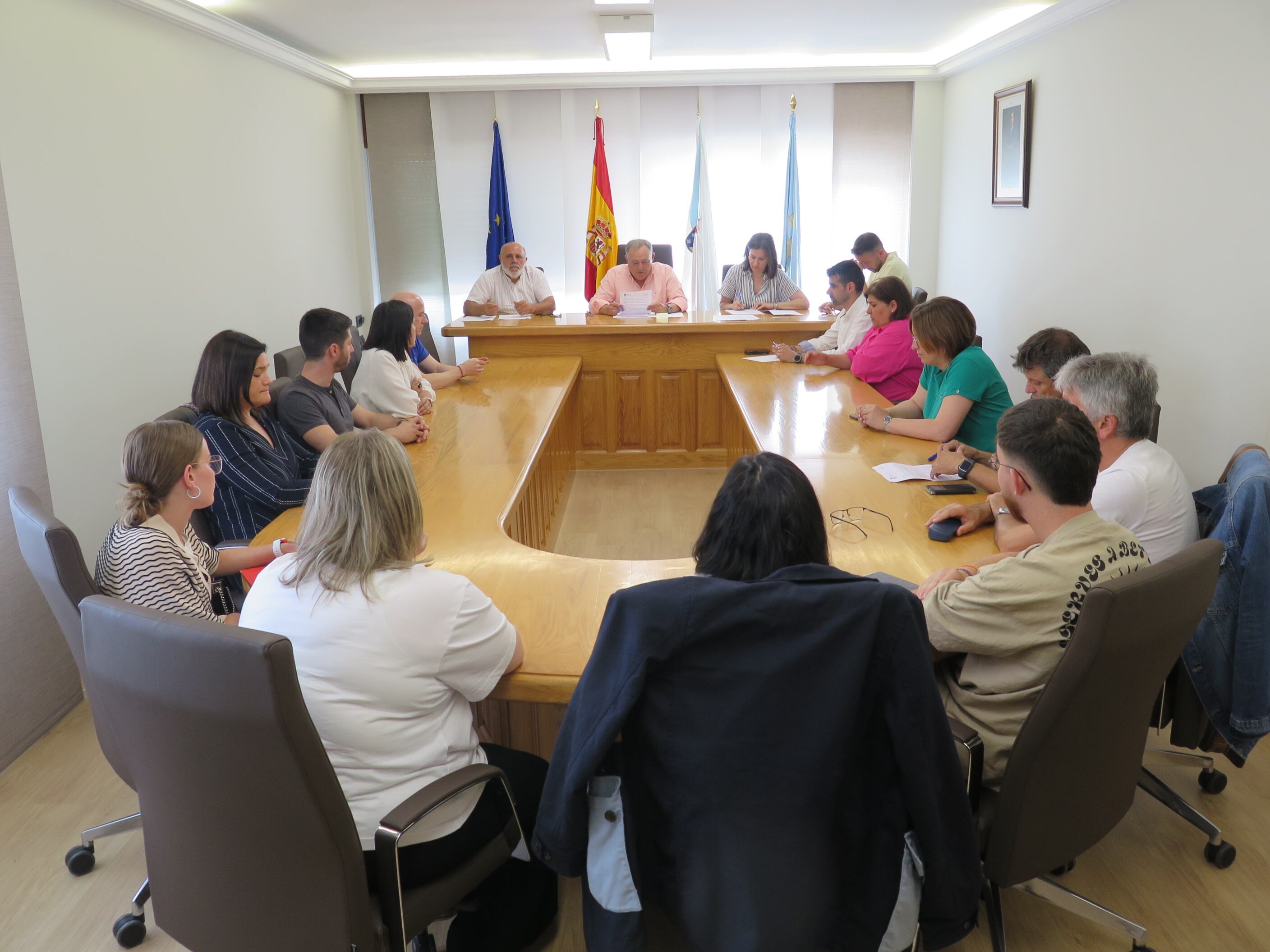 Imaxe do pleno celebrado na Laracha