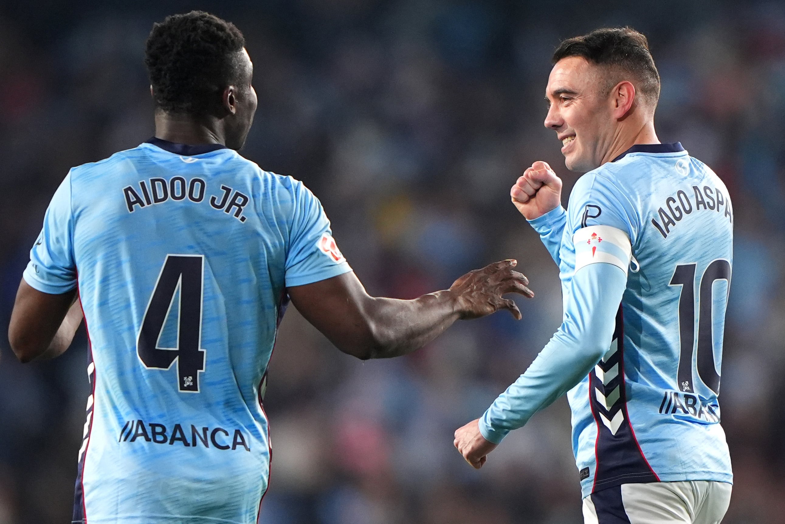 Iago Aspas celebra con Joseph Aidoo su gol ante el RCD Mallorca