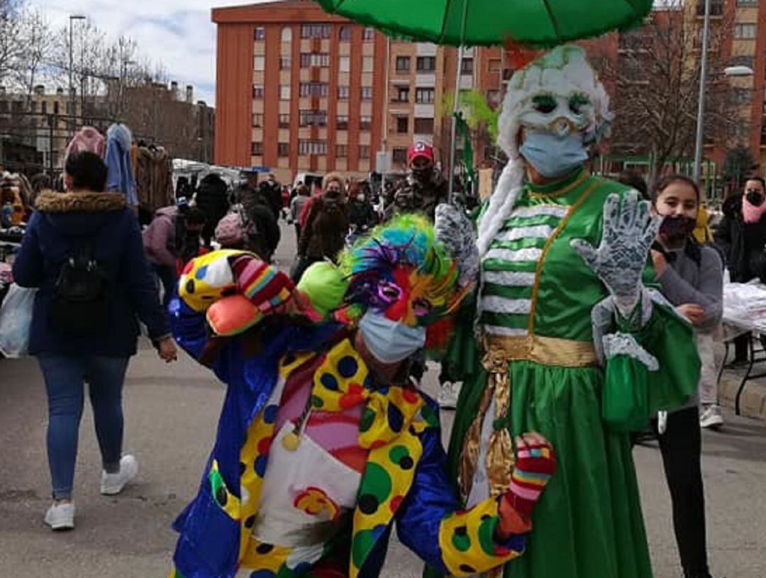 Los disfraces espontáneos han estado presentes en la villa durante este sábado de carnaval.