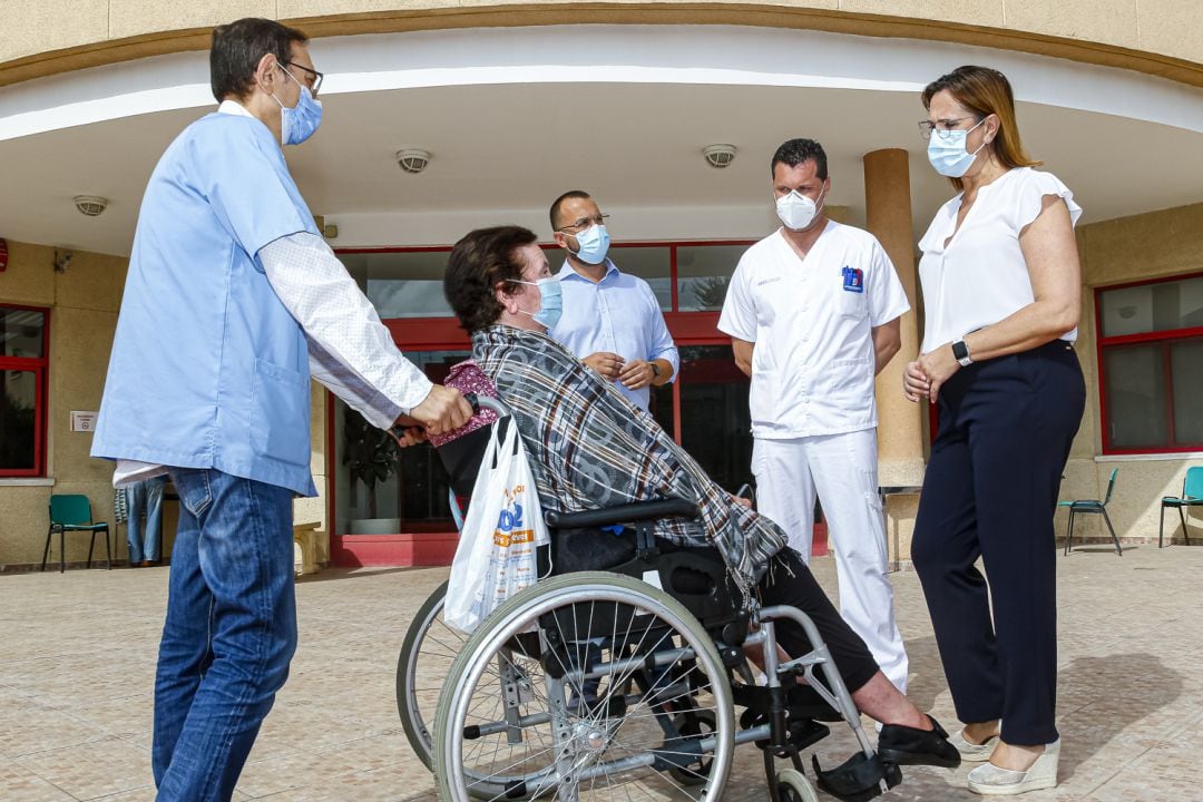 La vicepresidenta y consejera de Mujer, Igualdad, LGTBI, Familias y Política Social, Isabel Franco, visitó hoy la residencia de personas mayores San Basilio, en Murcia, para comprobar la puesta en marcha en los centros socio sanitarios de las recomendacio