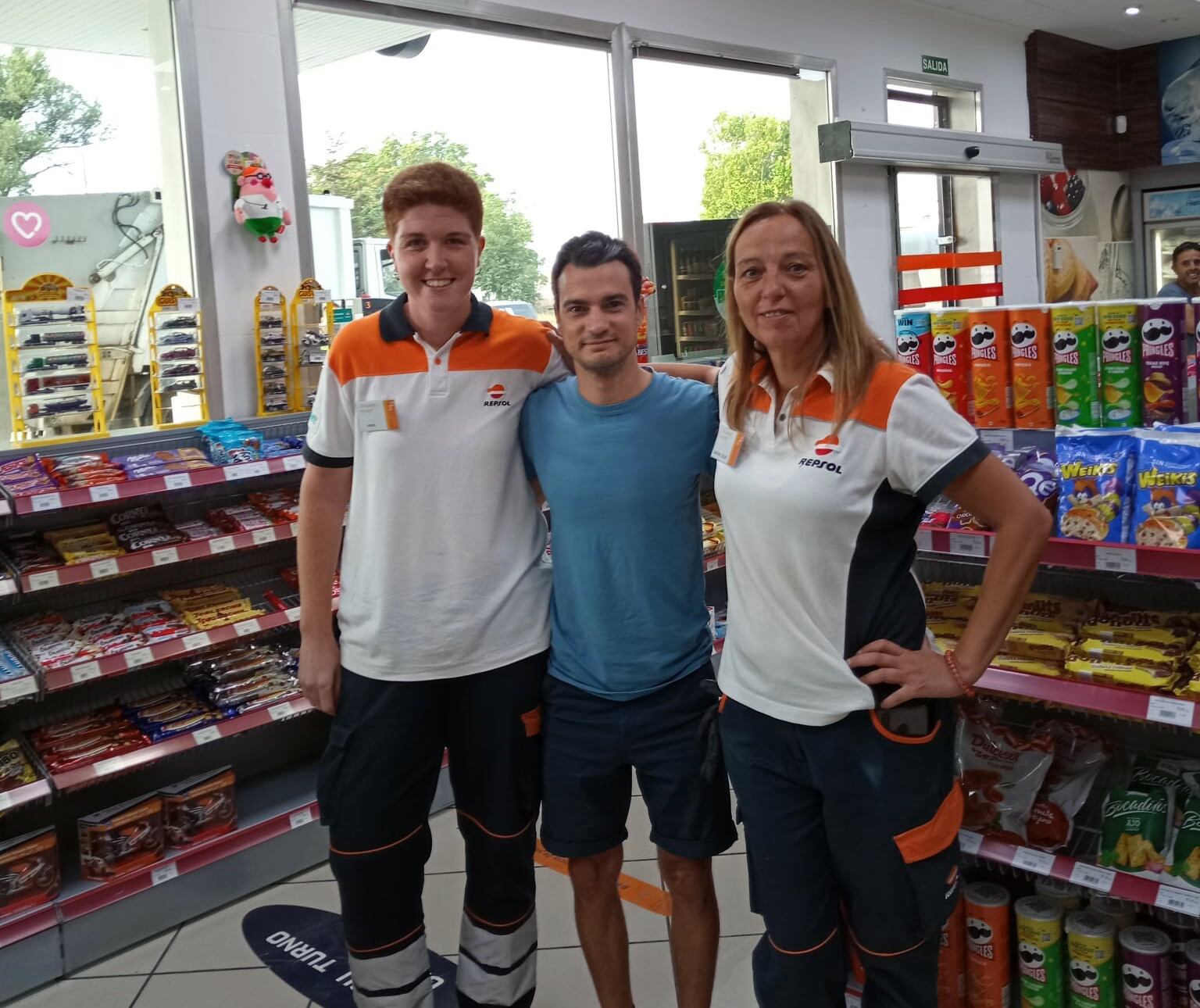 Dani Pedrosa y empleados de la estación de servicio