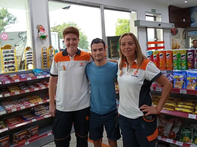 Dani Pedrosa y empleados de la estación de servicio