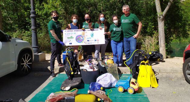 Equipo de voluntarios que colaboró en la limpieza del Júcar.