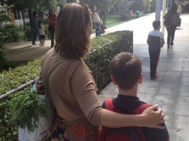 La belga Leticia Leinen, junto a su hijo, después de recoger la compra.