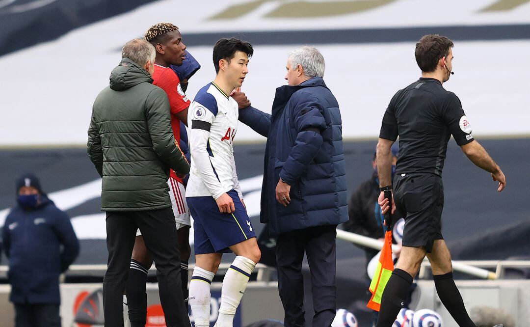 Pogba y Mourinho se saludan tras el Tottenham - United del pasado domingo