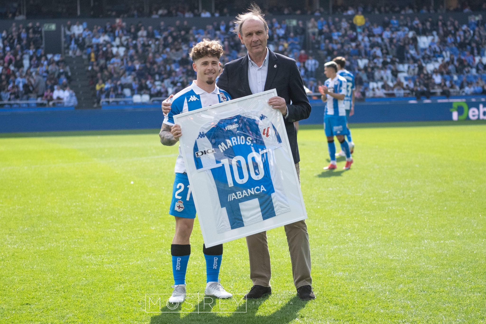 Mario Soriano recibe su homenaje por sus 100 partidos con el Dépor | Foto: Mos Rey