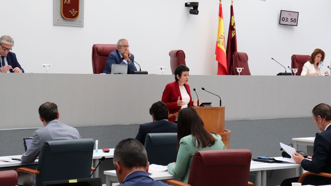 María Marín en la tribuna de oradores del nuevo salón del parlamento murciano