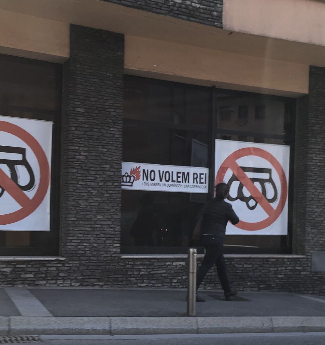Cartells apareguts a Escaldes contra la visita dels monarques espanyols a Andorra i també contra els coprínceps.