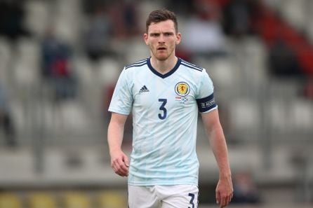 Andrew Robertson durante un partido con la selección escocesa