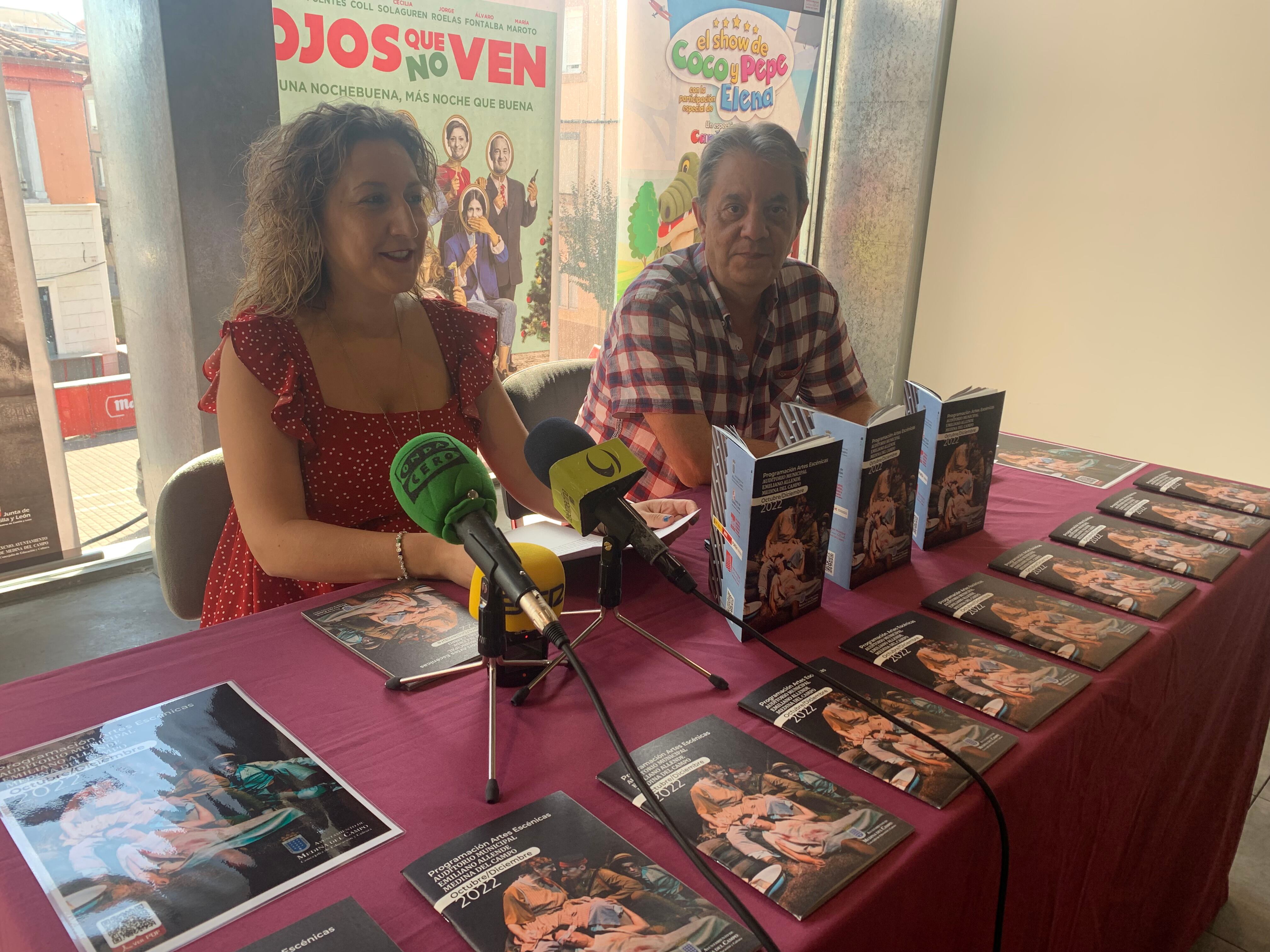 Cristina Aranda y Eduardo López, concejal y coordinador de Cultura, presentan la programación teatral