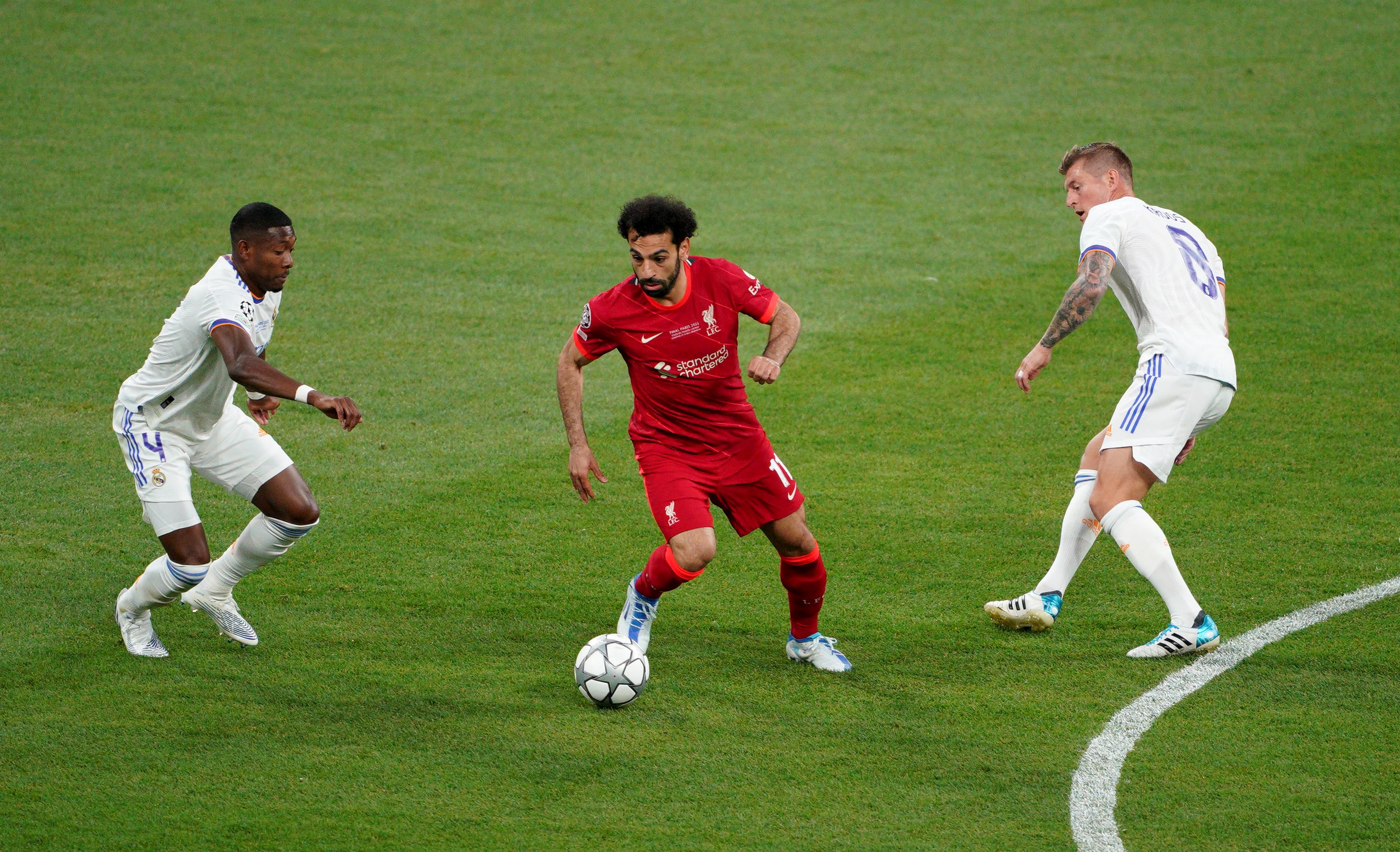 Mohamed Salah ante David Alaba y Toni Kroos, en la pasada final de Champions