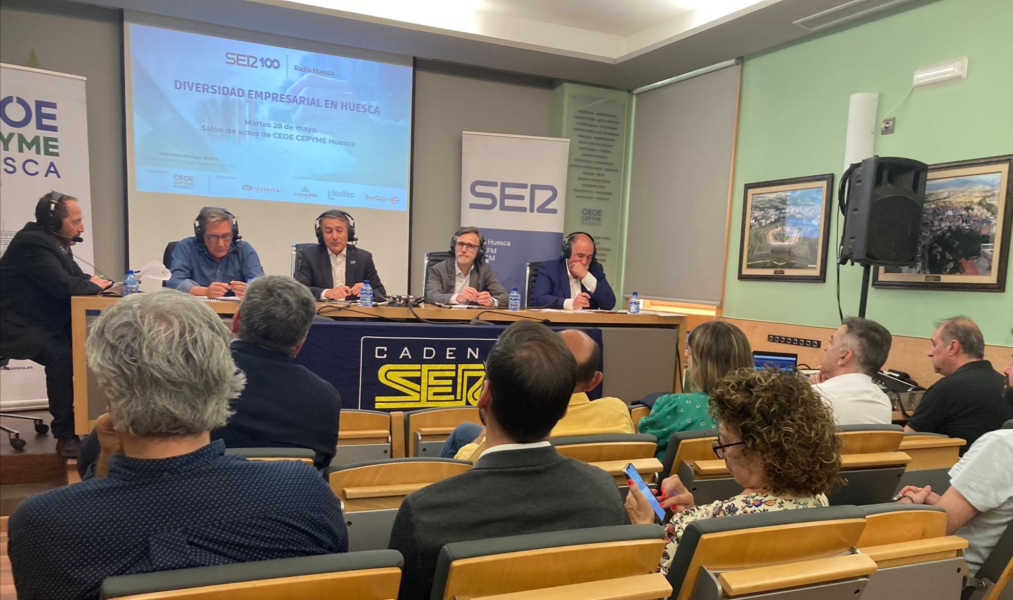 Momento del programa realizado por Radio Huesca en la sede de Ceos Cepyme-Huesca