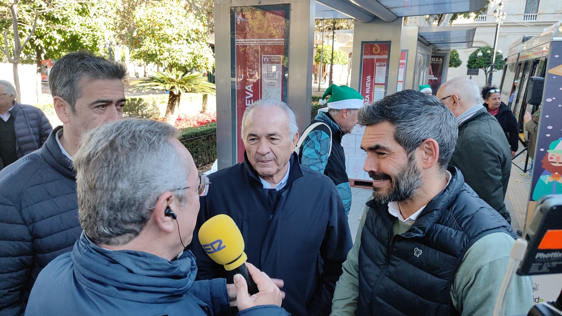 Rafael Gordillo y Rafael Muela de la Fundación Betis en la Operación Buena Gente en Plaza Nueva