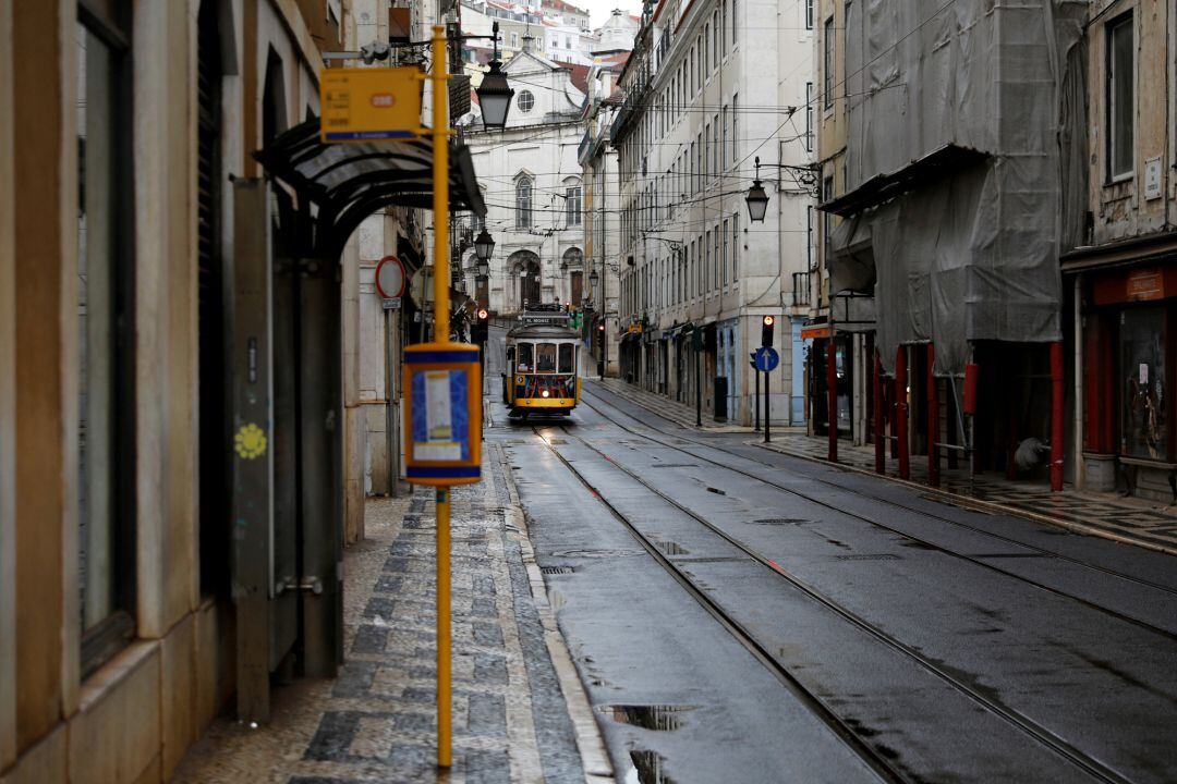 Una desierta calle lisboeta durante el confinamiento en Portugal