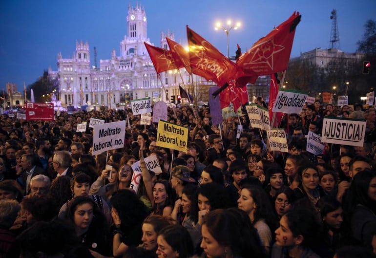 Manifestación del Día Internacional de la Mujer 2017 en la madrileña plaza de Cibeles