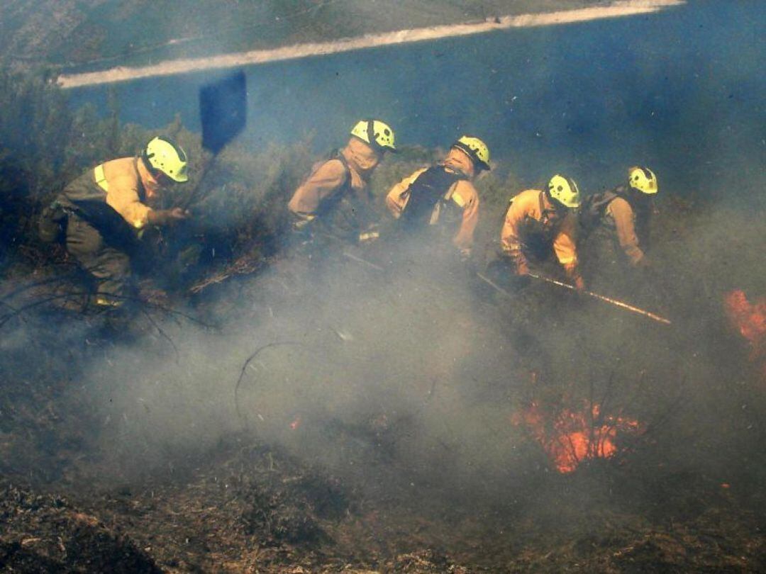 Brigadistas apagando un incendio