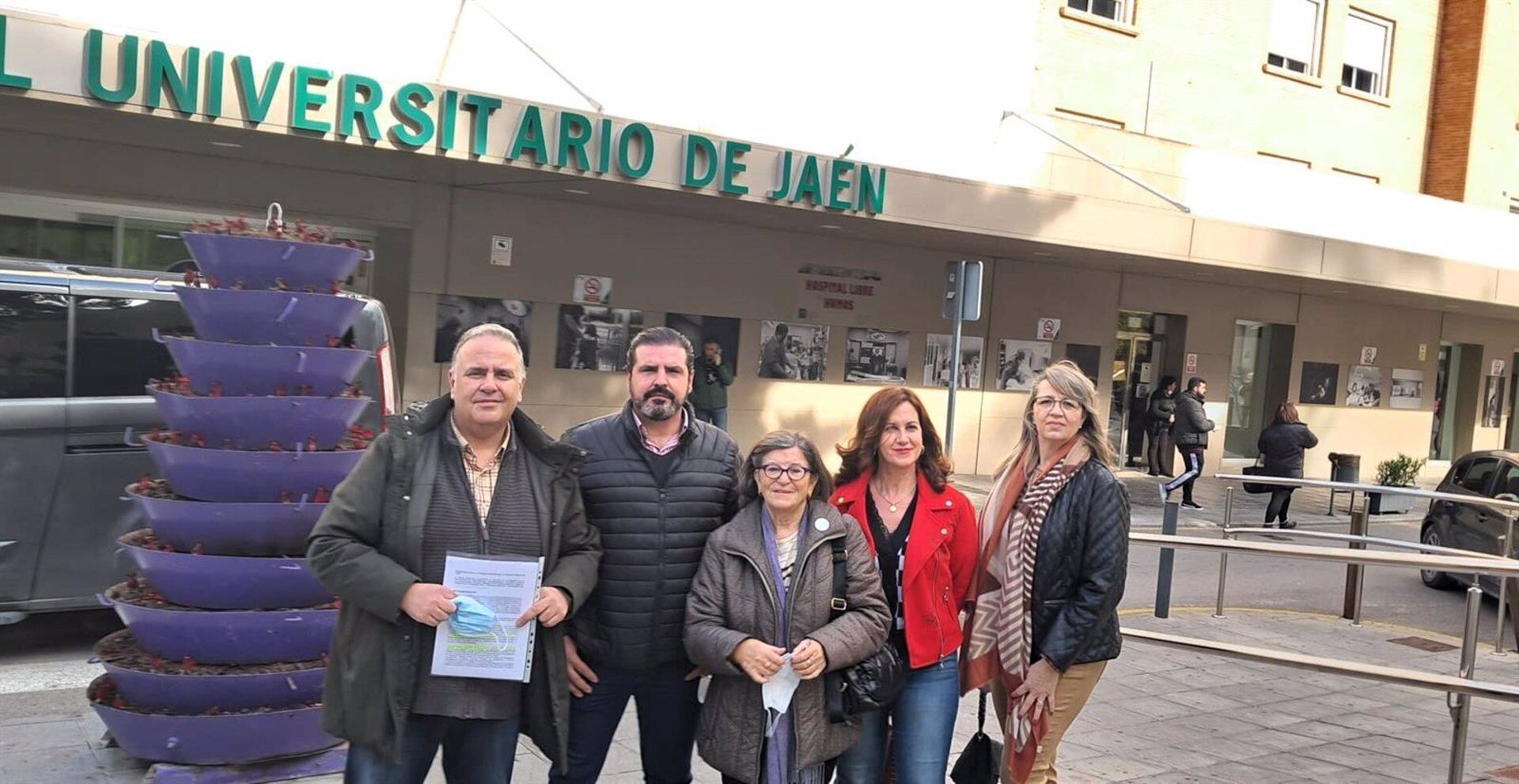 Integrantes de Feministas 8M Jaén y de la Plataforma por la Sanidad Pública ante el Hospital de Jaén