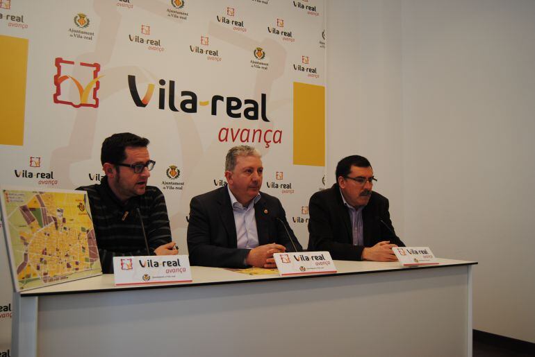 El presidente de la Comissió de Penyes, Juanjo García, el concejal de Fiestas, Javier Serrallo, y el presidente de la Junta de Festes, José Pasqual Colás