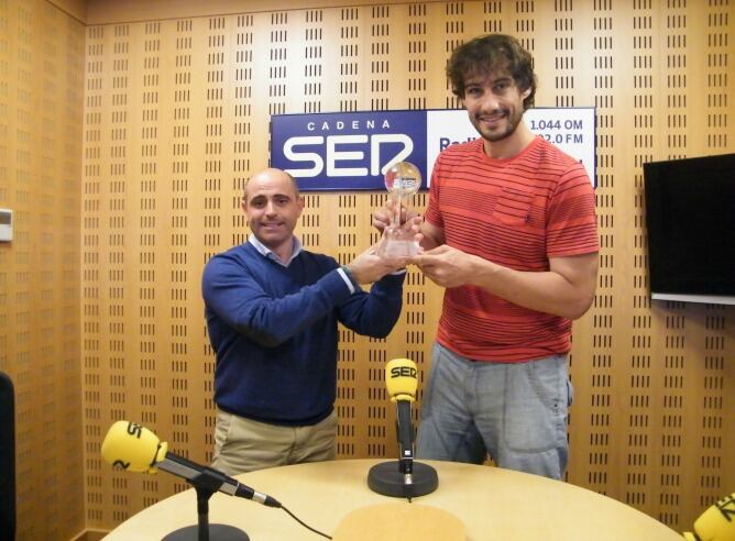 Francesc Ballesteros, director de la Cadena SER en Gipuzkoa, entrega el trofeo Zona Gipuzkoa Basket 2014 a David Doblas en Radio San Sebastián.