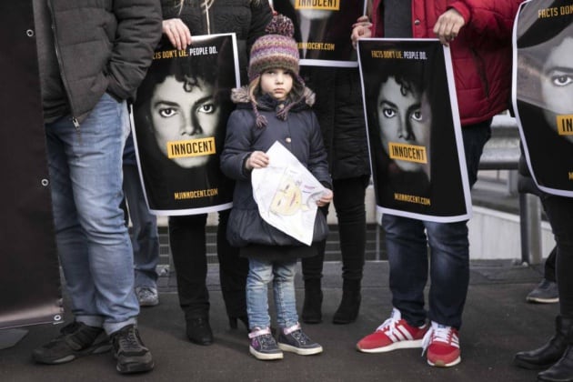 Fans de Michael Jackson se manifiestan delante del edificio de la televisión holandesa NPO contra la emisión del documental Leaving Neverland