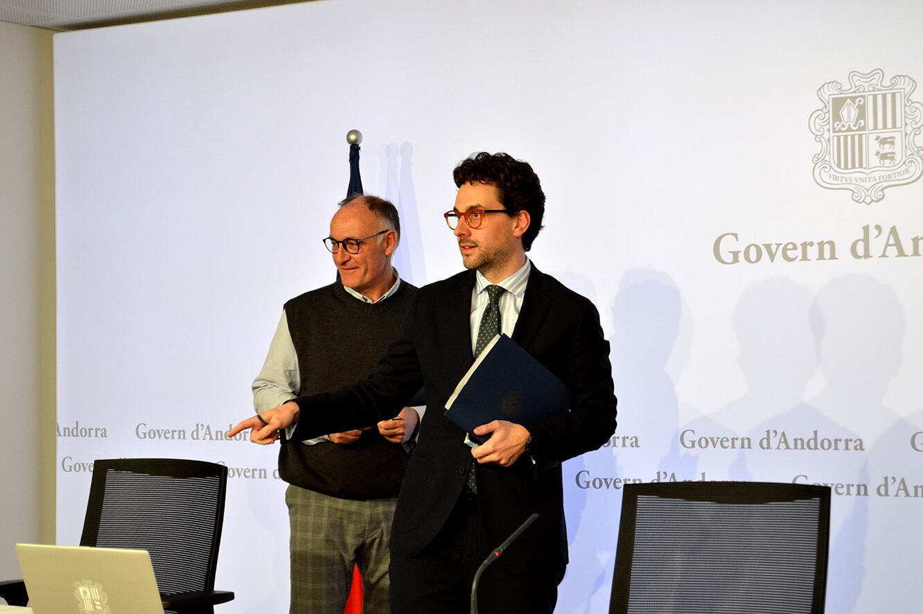 El ministre de Medi Ambient, Agricultura i Ramaderia, Guillem Casal, i el director del departament d'Agricultura, Josep Casals