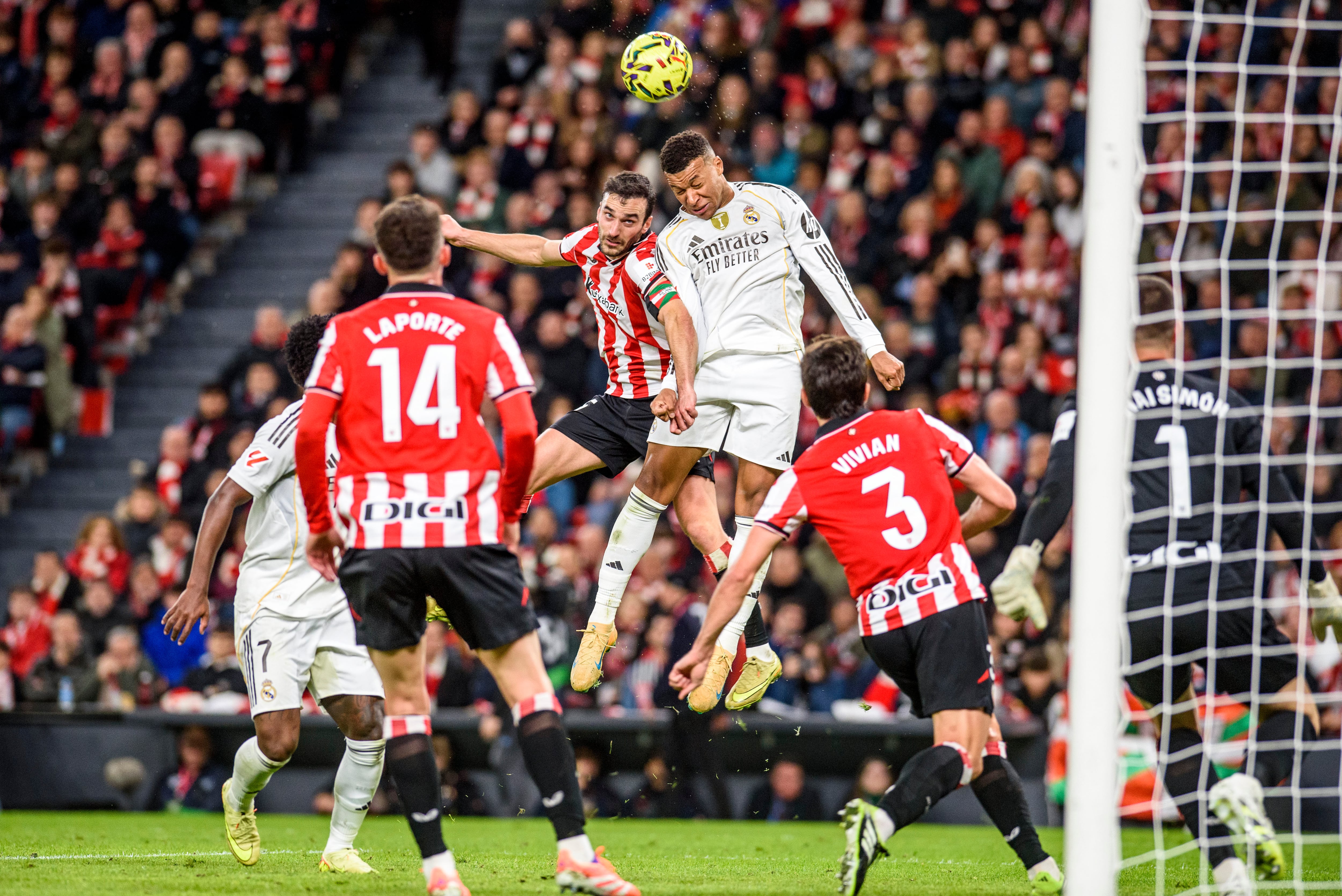 BILBAO, 03/12/2025.- El delantero francés del Real Madrid Mbappé (d) cabecea el balón ante el defensa del Athletic Club de Bilbao Iñigo Lekue (i), durante el partido de Liga en Primera División que disputan este miércoles en el estadio de San Mamés, en Bilbao. EFE/Javier Zorrilla
