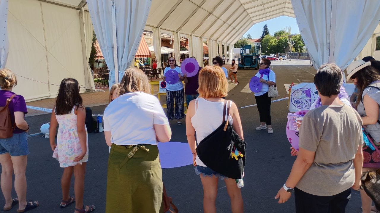 La Asociación Feminista La Maga Violeta ha protestado esta mañana junto a la Plaza de toros de Moralzarzal