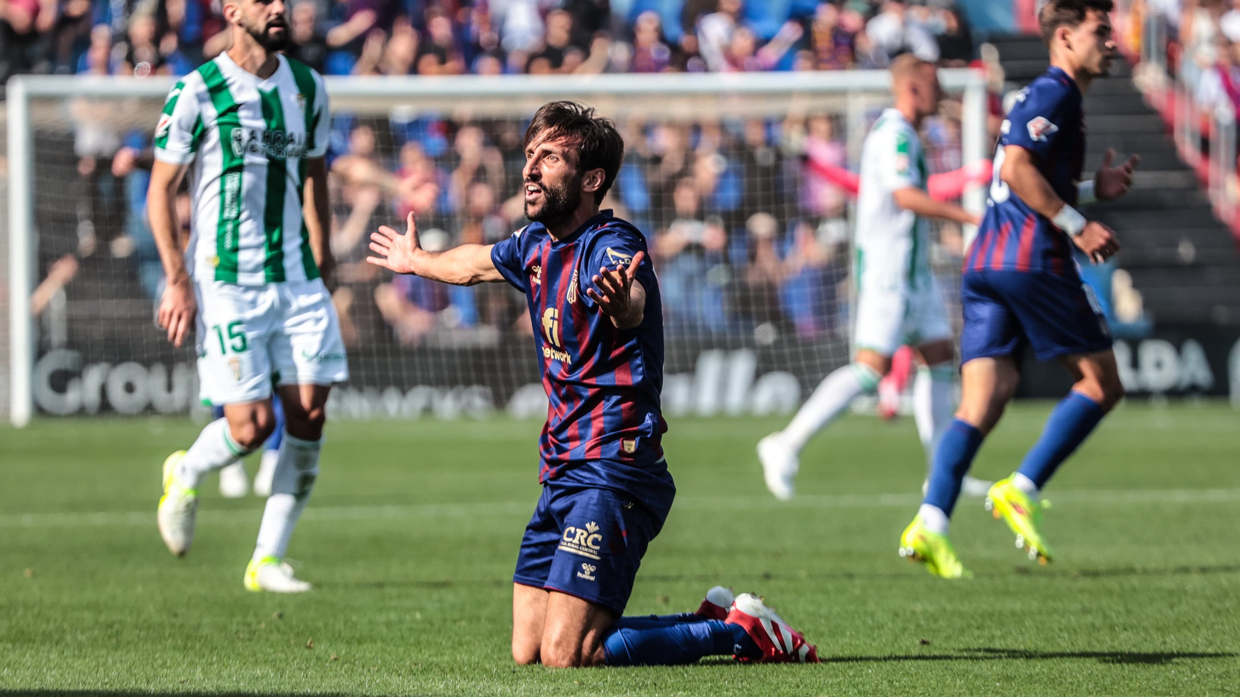 Alex Bernal reclama una falta durante el partido