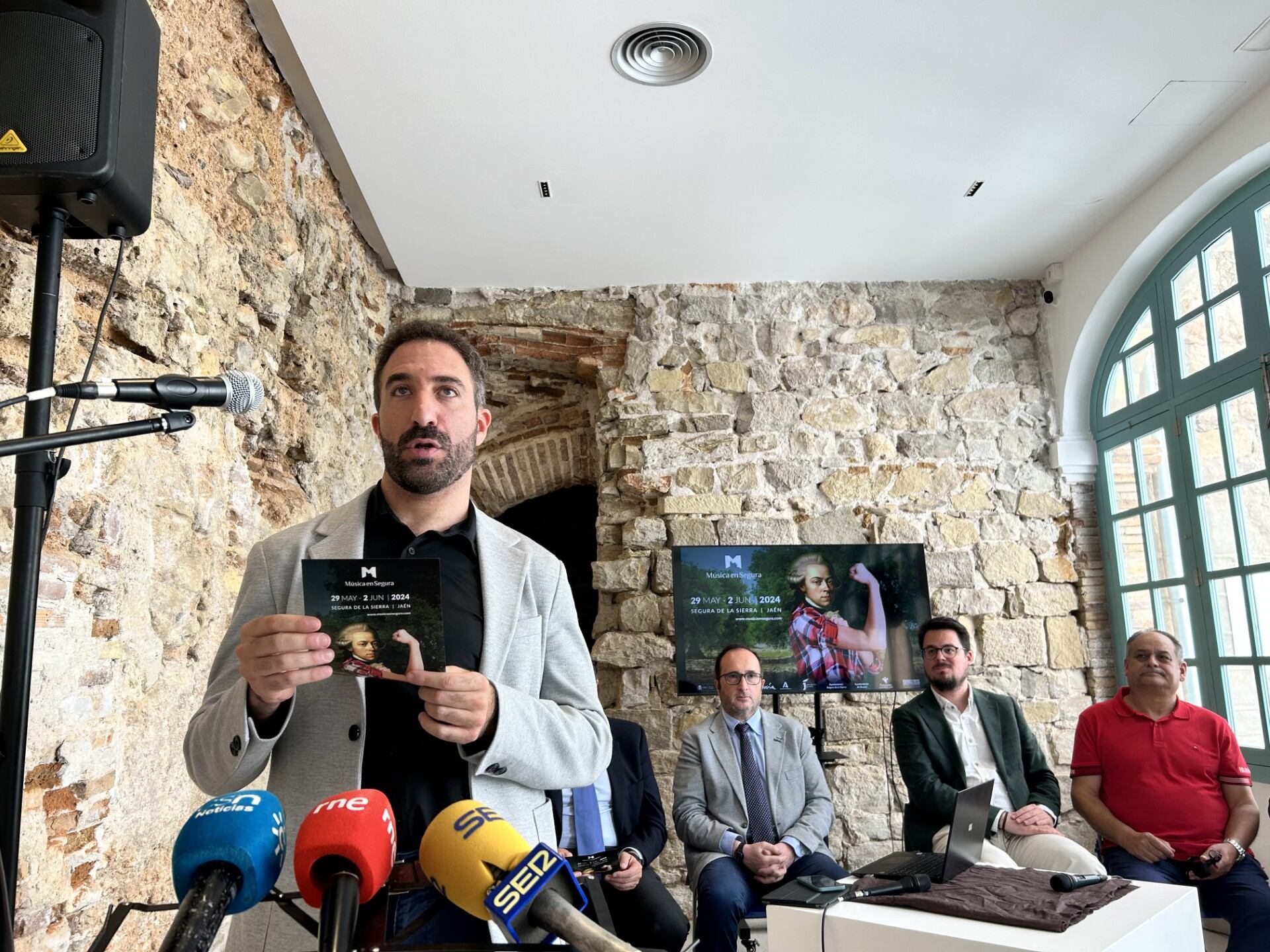 El director del festival &#039;Música en Segura&#039;, Daniel Broncano, durante la presentación del mismo en los Baños del Naranjo de la capital.