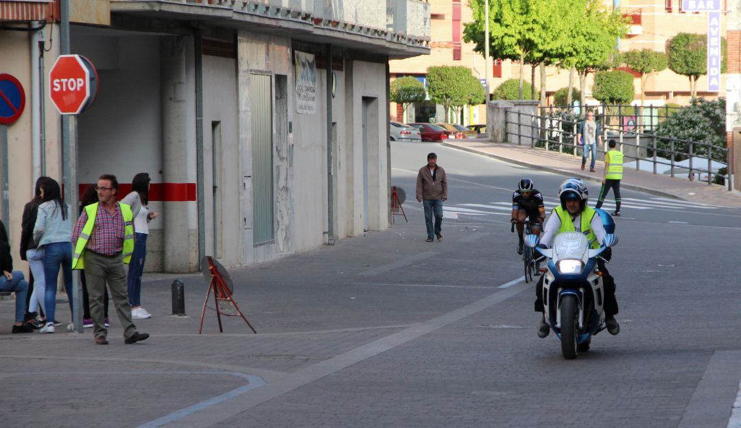 Voluntarios con chaleco amarillo ayudan a la regulación del trafico y asisten a los corredores en el trascurso de la cronoescalada en una edición anterior