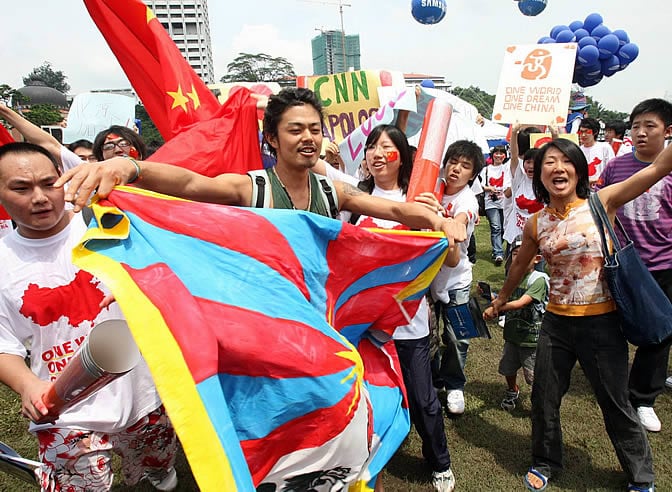 Manifestantes pro-Tíbet protestan al paso de la antorcha olímpica por Kuala Lumpur.