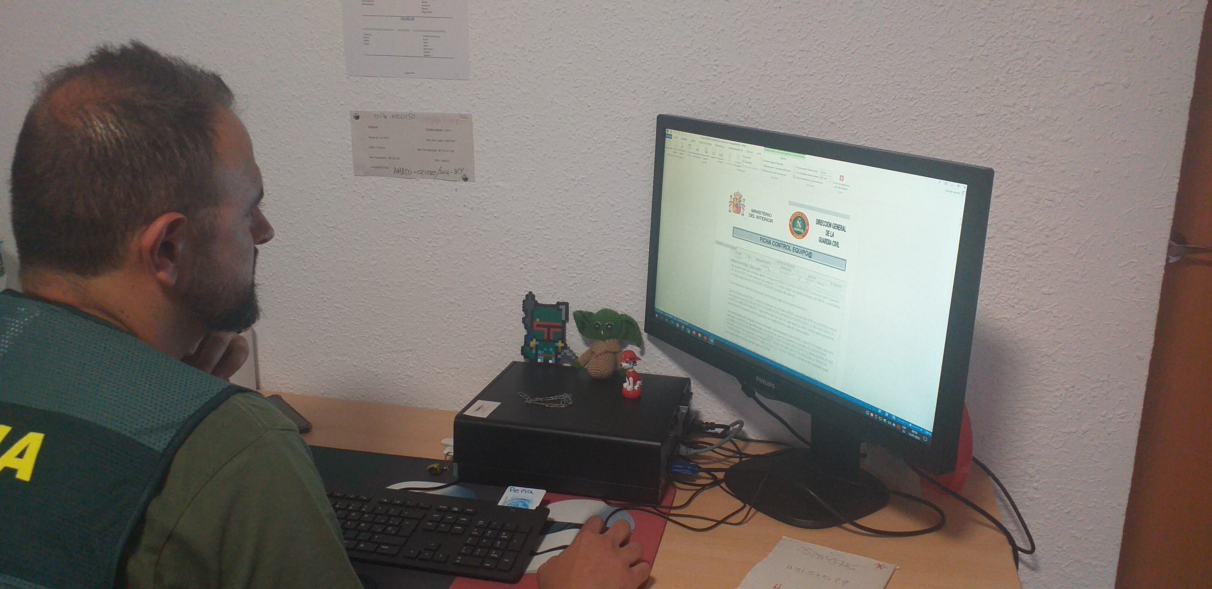 Javier Martínez en su puesto de trabajo