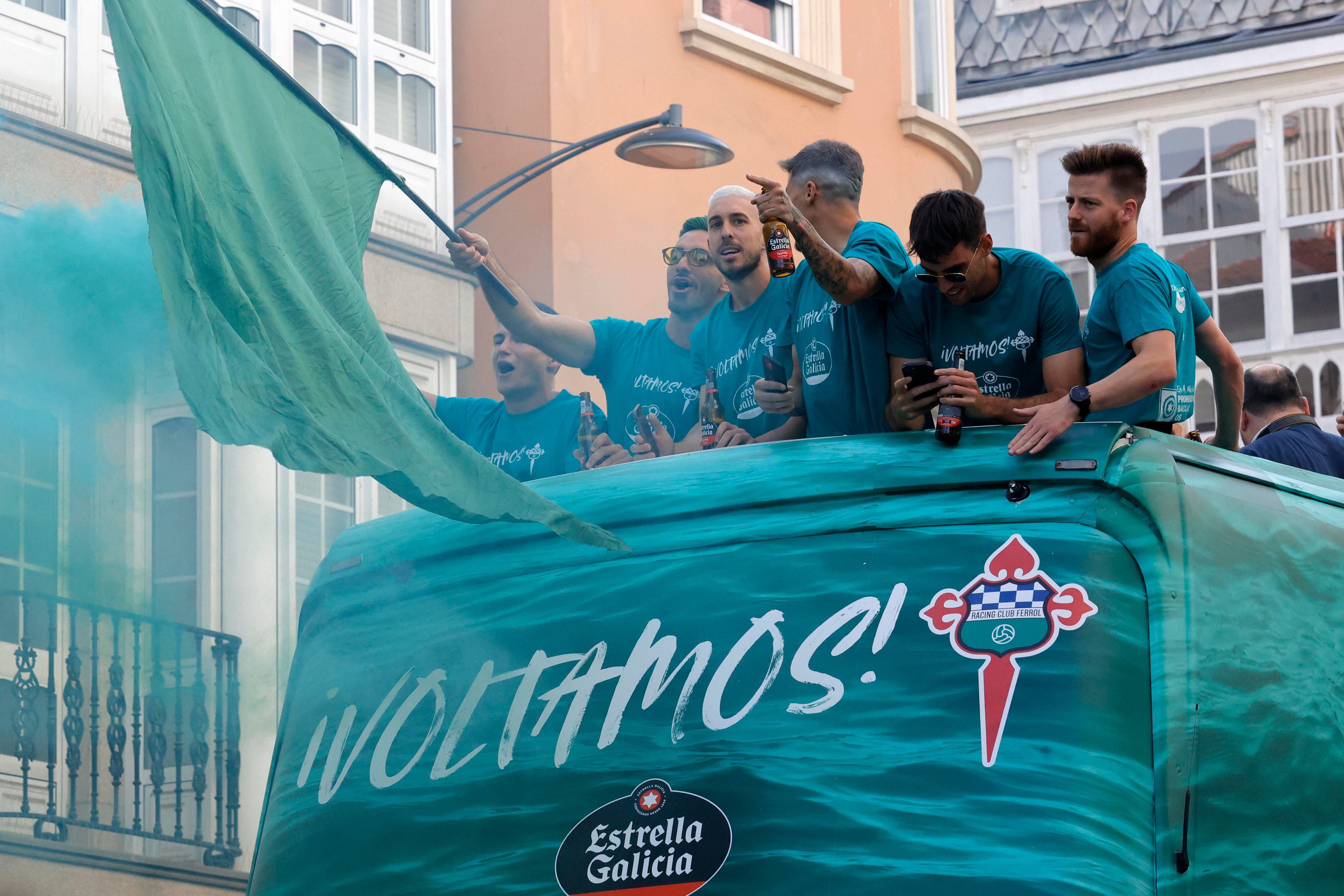 Los jugadores del Racing, durante su celebración hoy por las calles tras conseguir el ascenso a Segunda División de forma directa. EFE / Kiko Delgado.