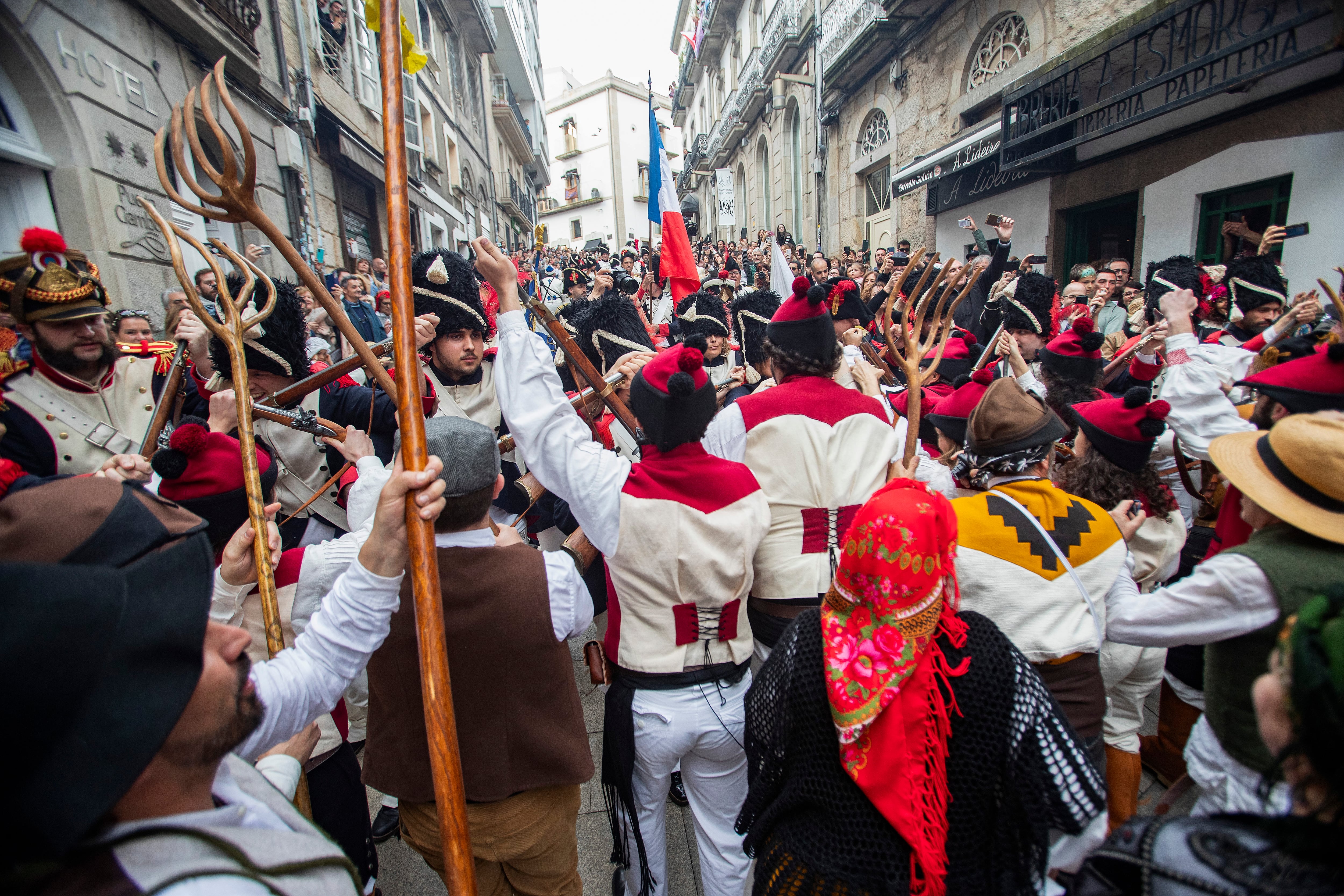 VIGO (PONTEVEDRA), 08/04/2024.- Vigo ha celebrado este domingo la Reconquista que ha &quot;juntado más gente en la historia&quot; de la ciudad, según afirmó su actual alcalde, Abel Caballero, antes de que el pueblo expulsara, como en 1809, al ejército francés. EFE / Salvador Sas
