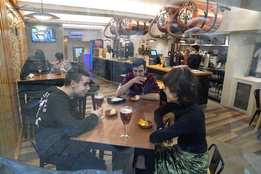 Jóvenes tomando cervezas en un bar de Santiago de Compostela, el pasado viernes.