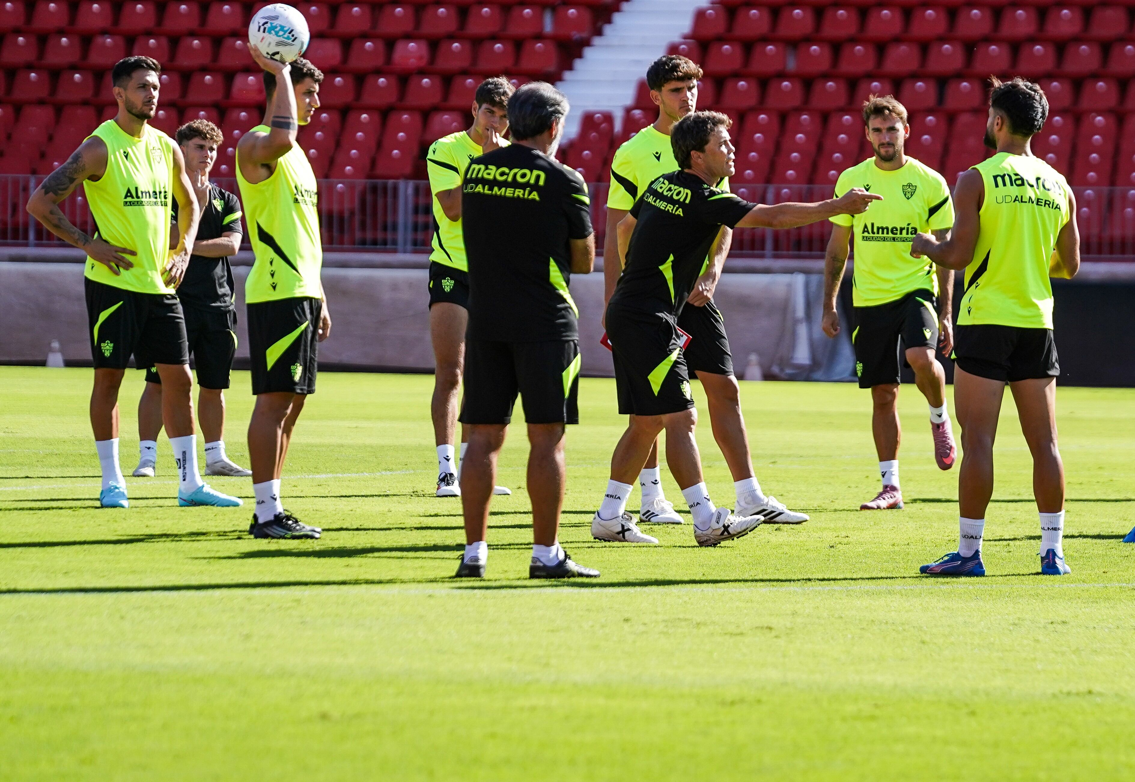 Rubi dando instrucciones antes de viajar a Las Palmas.