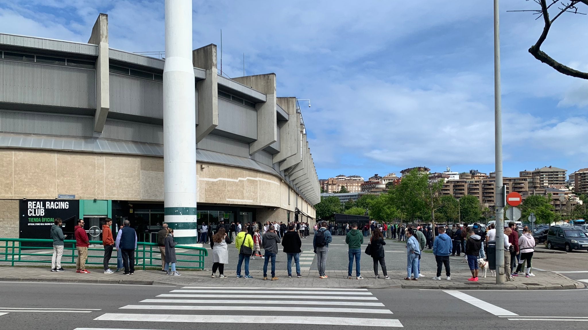 Colas en El Sardinero para comprar entrada para el partido Racing-Zaragoza