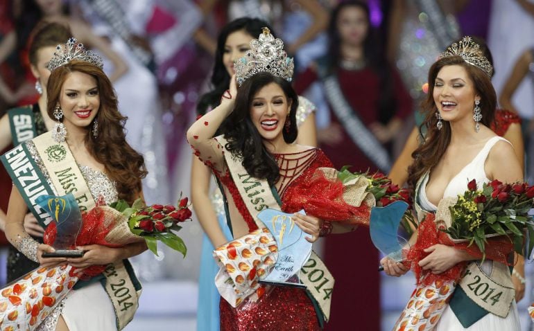 FRM102. Manila (Philippines), 29/11/2014.- Newly-crowned Miss Earth 2014 Jamie Herrell (C) from the Philippines is joined by runners-up Miss Earth Water, Maira Alexandra Rodriguez (L) from Venezuela, and Miss Earth Air, Andrea Neu (R) from USA during the 