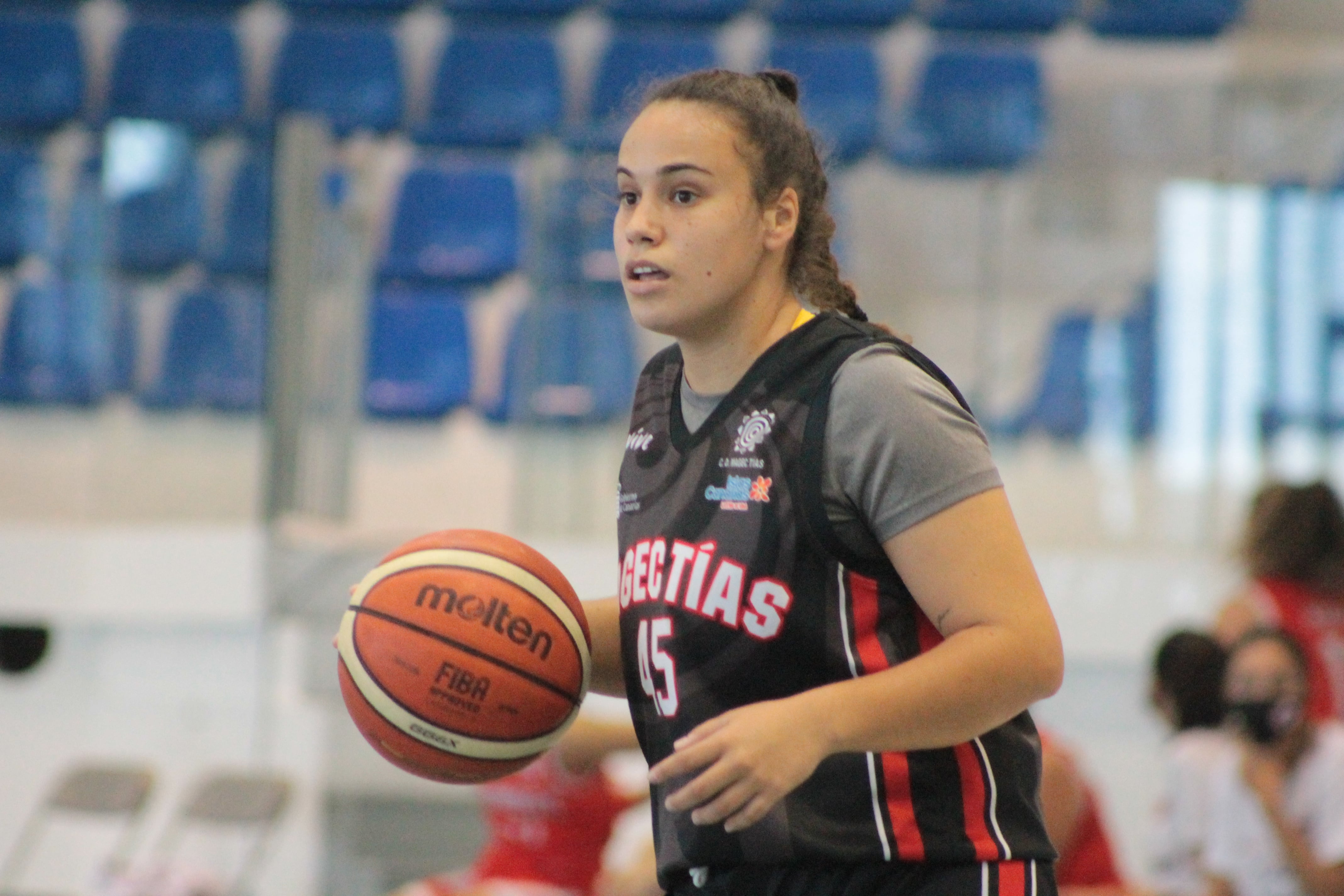 Alba Rodríguez en un partido del Magec Tías Lanzarote Contra la Violencia de Género.