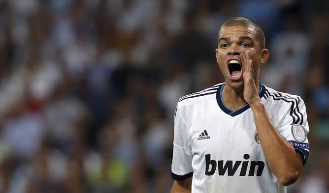 El jugador portugués del Real Madrid Pepe grita instrucciones a sus compañeros durante el partido de la Liga de Campeones que su equipo juega contra el Manchester City