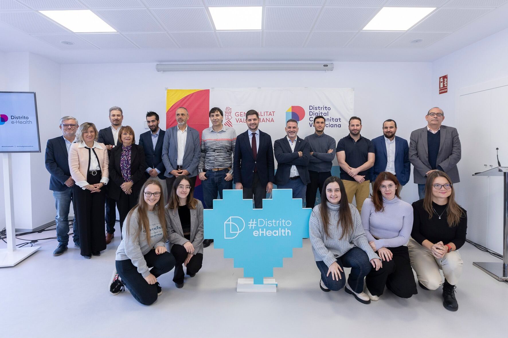 Las jóvenes que han desarrollado Fluyo fueron reconocidas durante la inauguración del Distrito Digital Sanitario.