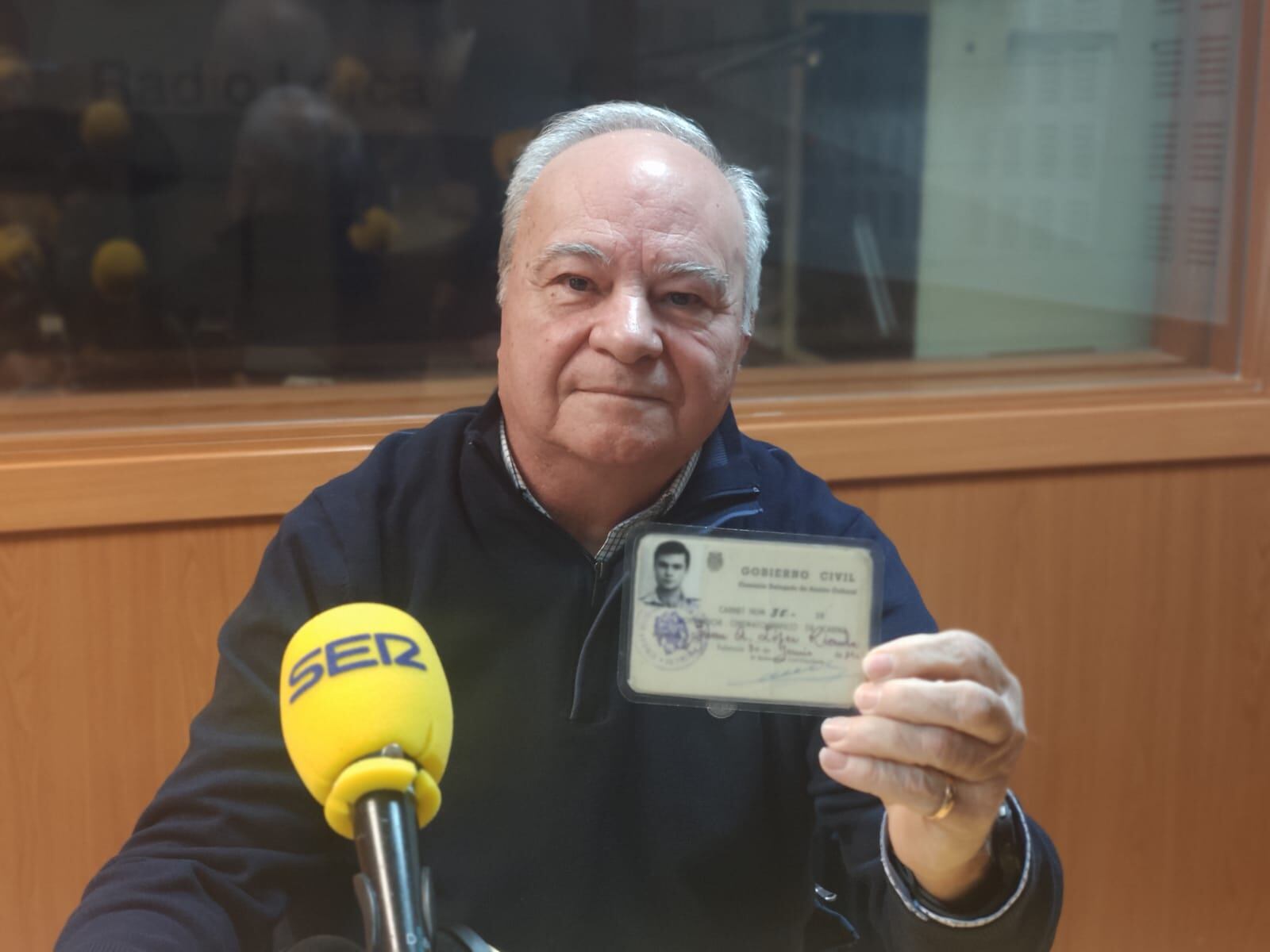 Juan Antonio López Rienda, en los estudios de Radio Lorca SER