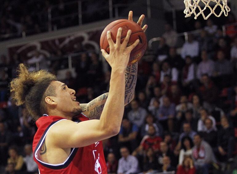 Isaac Fotu capturando un rebote en el partido jugado frente al Ratiopharm Ulm en el pabellón Príncipe Felipe