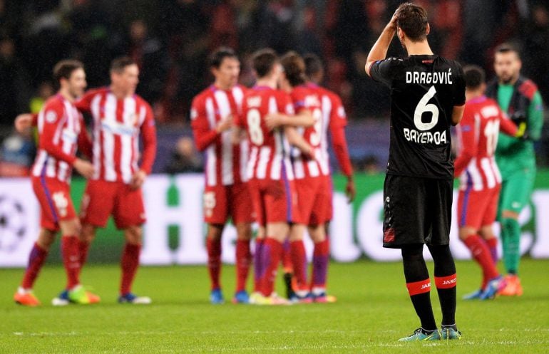 Los jugadores del Atlético celebran la victoria ante el Bayer Leverkusen en la ida de octavos de final de la Champions.