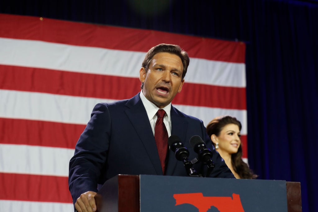 El reelegido gobernador de Florida, Ron DeSantis, celebra su victoria.