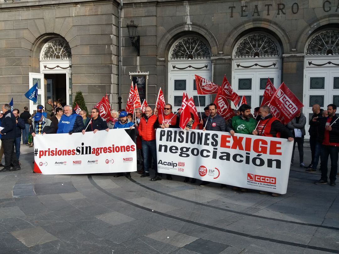 Los funcionarios de prisiones han llevado su protesta al centro de Oviedo