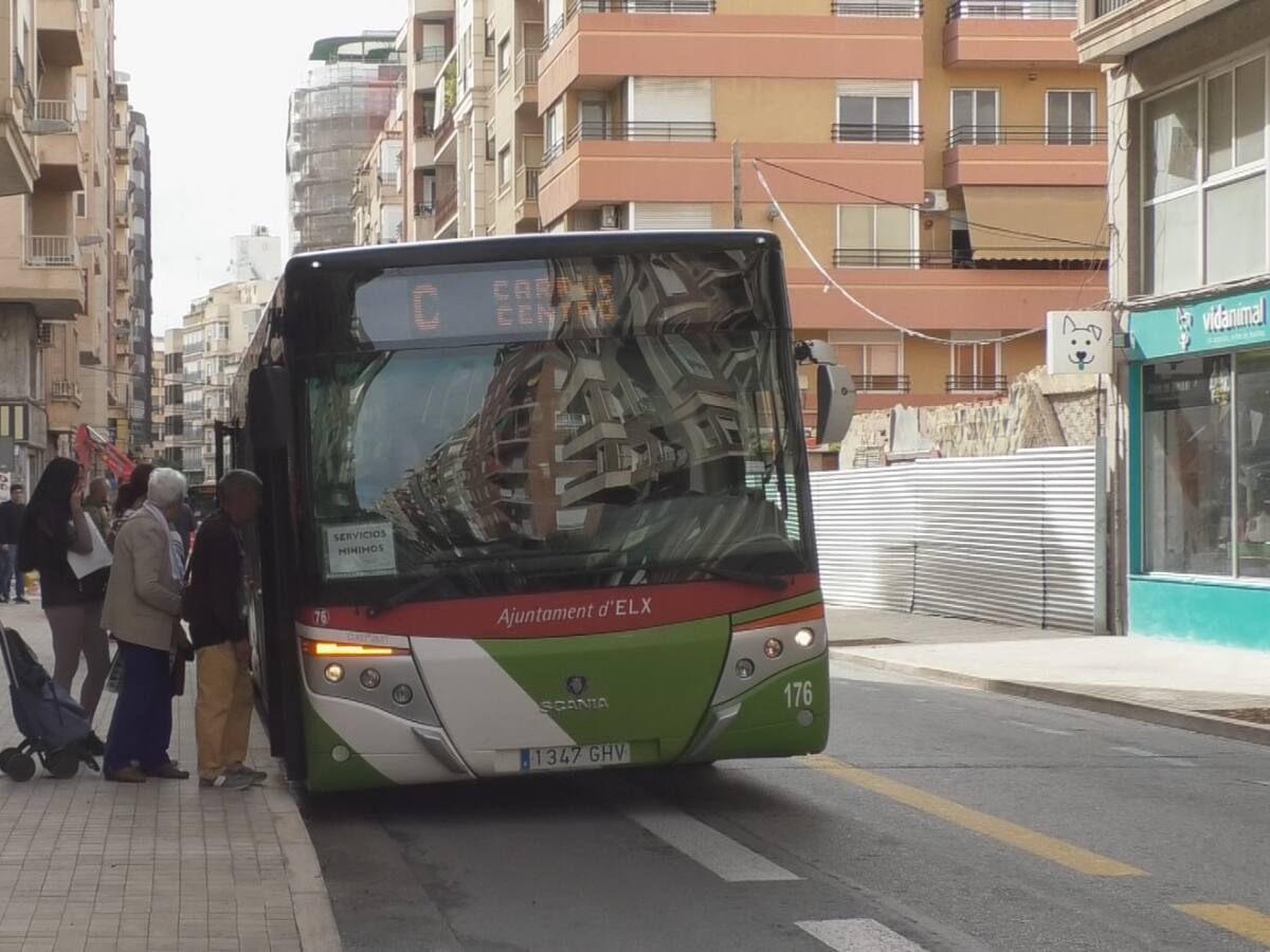 Elche sufre las consecuencias de la huelga de transporte que afecta al servicio de autobuses